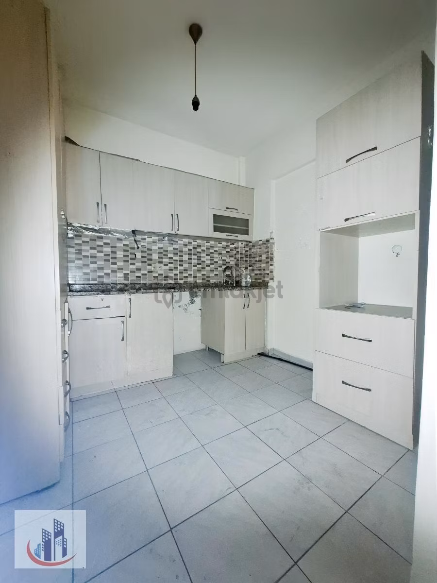 Güllük Caddesinde 3+1 Kiralık - 6