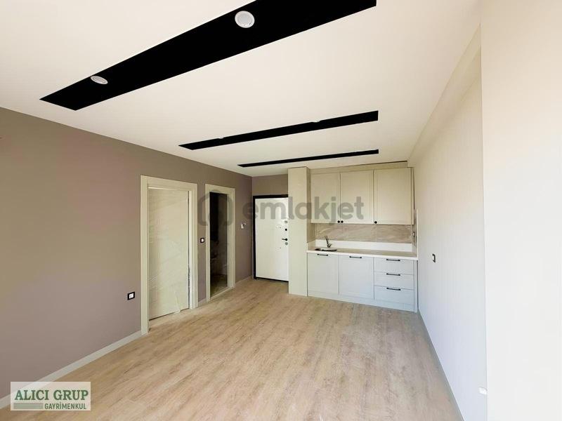 Gültepe Mahallesinde Lüks İşcilikli Satılık 1+1 Daire - 8