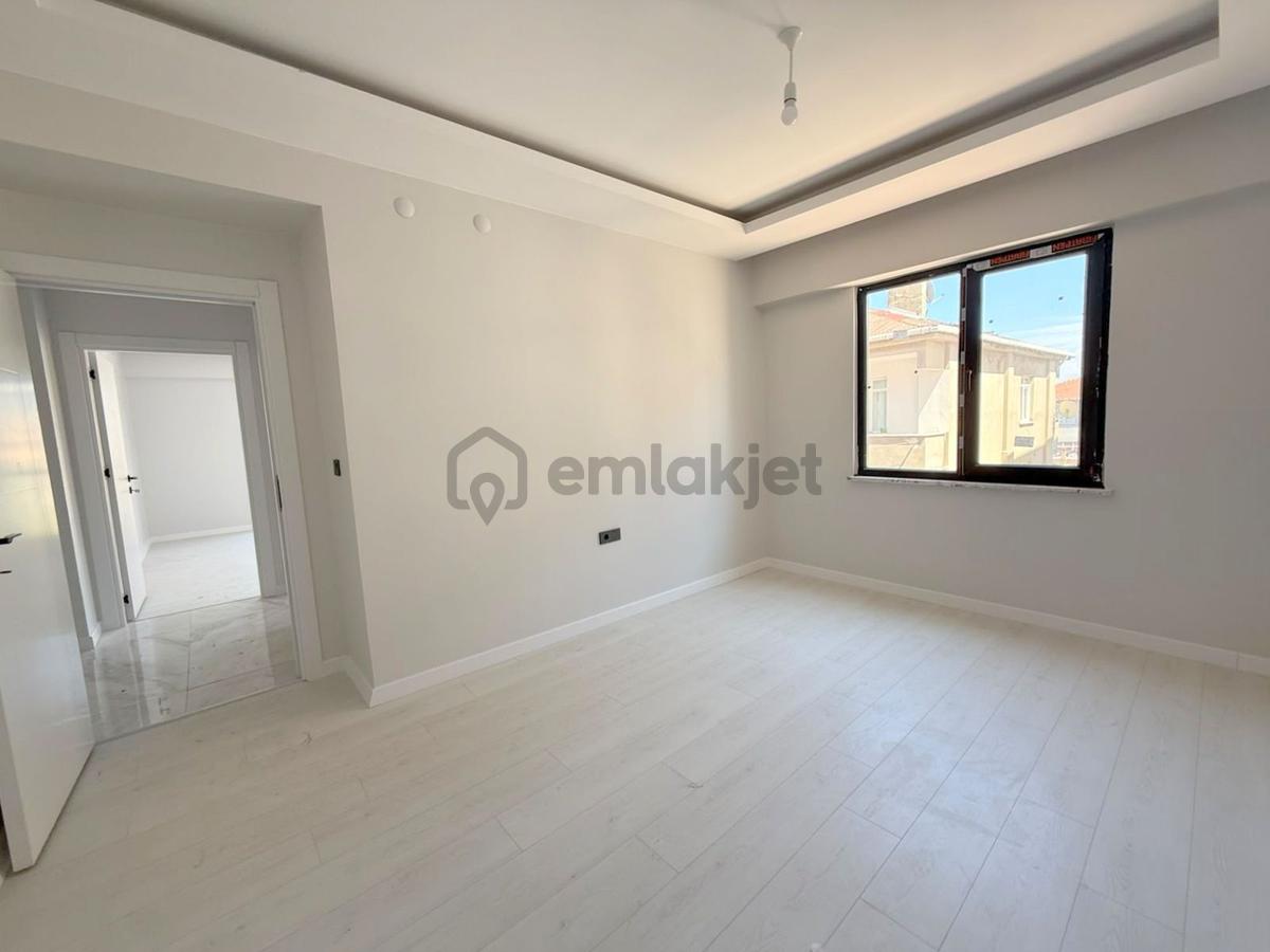 Mertcan'dan Metroya Yürüme Mesafeli Balkonlu Ara Kat 2+1 Daire - 6