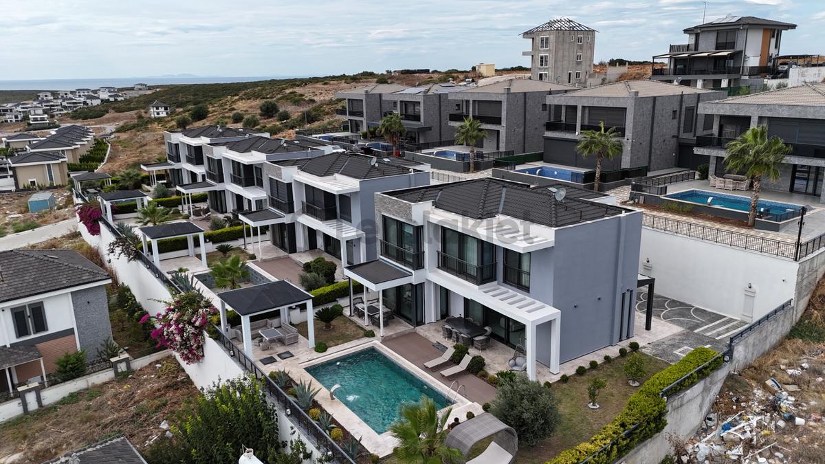 Deniz Manzaralı Havuzlu Lüks Villalar . - 15