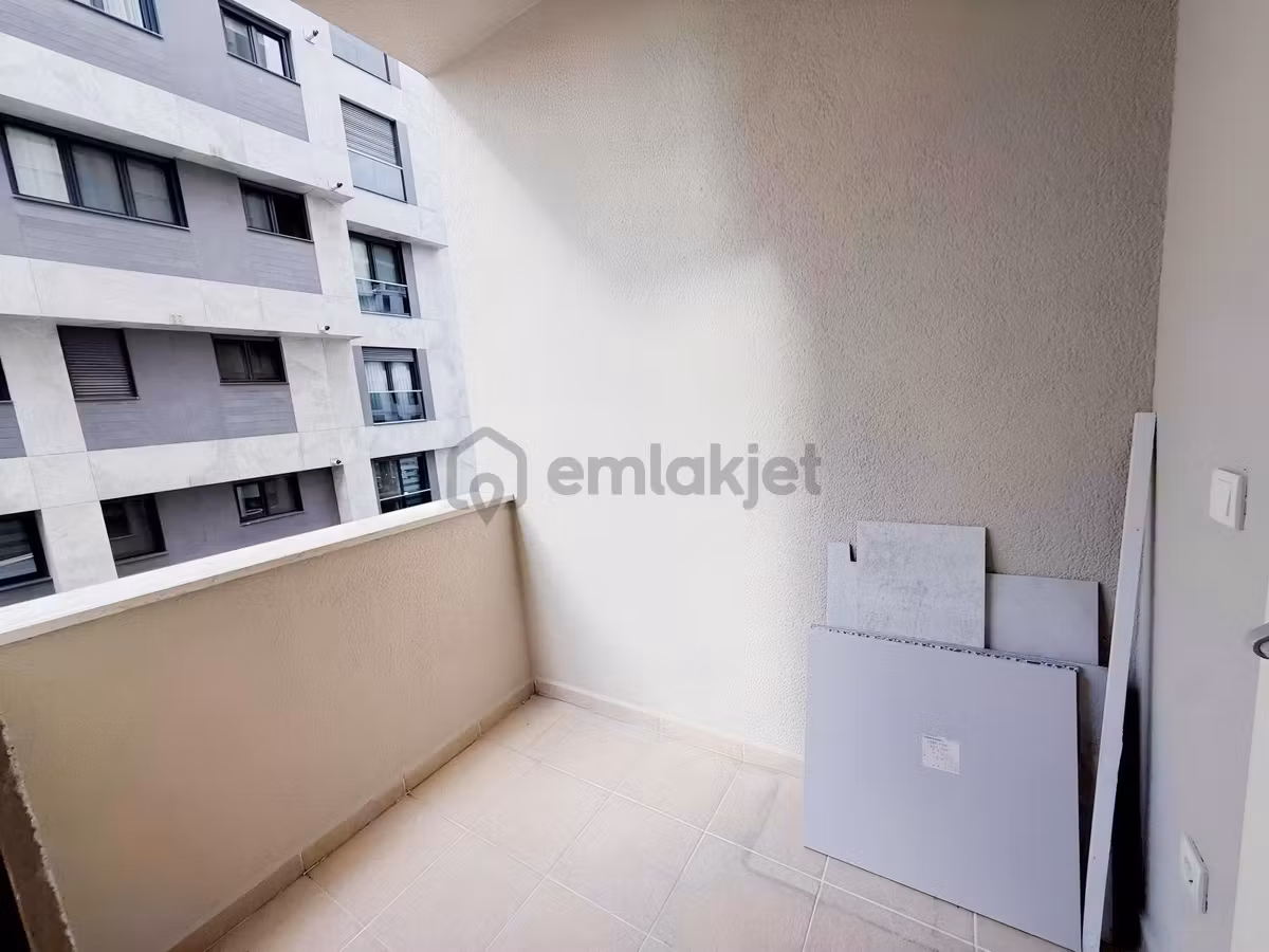 Suadiye'de Satılık 2+1 Boş Daire - 90m² -2 Balkonlu - Otoparklı - 44