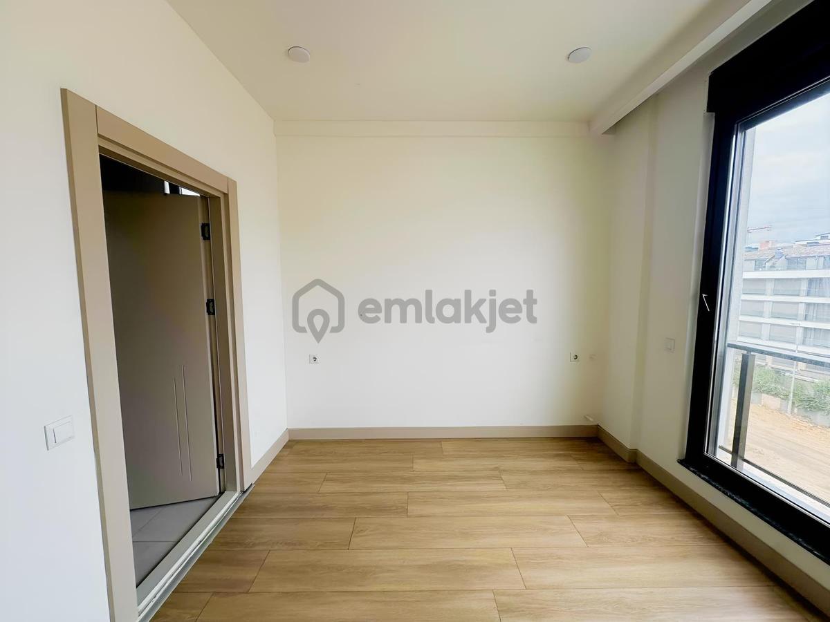 Scala'dan Cadde Yakını Kiralık 2+1 Daire The Viola - 17