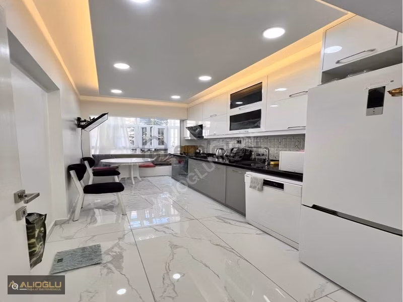 Metrobüse Yakın Güvenlikli Site İçinde Geniş 3+1 Satılık Daire - 20