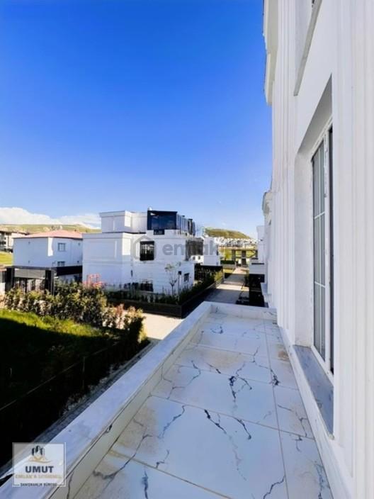 Edremit'te Hilton Oteli Arkasında Satılık 6+1 Triplex Villa - 6
