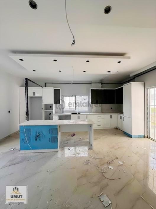 Edremit'te Hilton Oteli Arkasında Satılık 6+1 Triplex Villa - 27