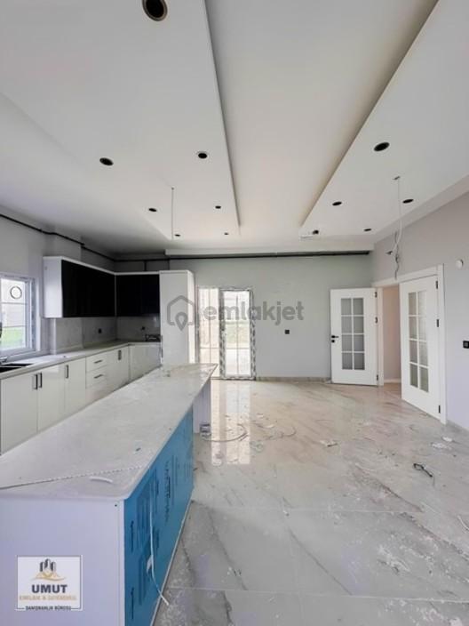 Edremit'te Hilton Oteli Arkasında Satılık 6+1 Triplex Villa - 26