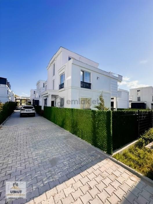 Edremit'te Hilton Oteli Arkasında Satılık 6+1 Triplex Villa - 5