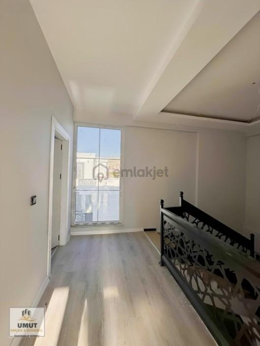Edremit'te Hilton Oteli Arkasında Satılık 6+1 Triplex Villa - 2