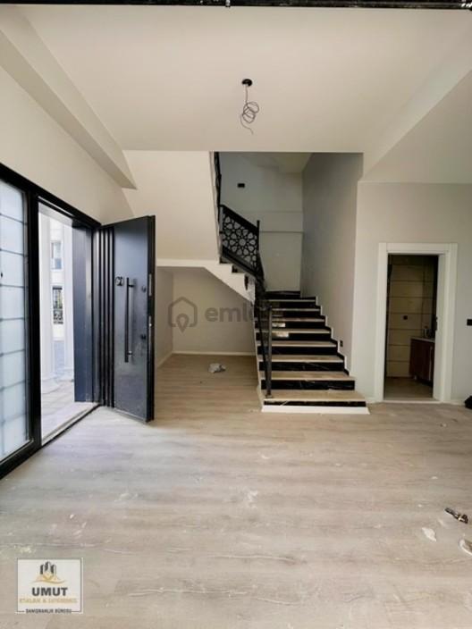 Edremit'te Hilton Oteli Arkasında Satılık 6+1 Triplex Villa - 32