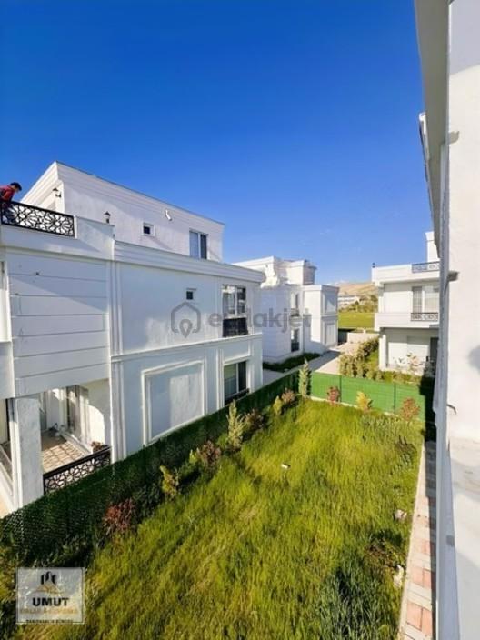 Edremit'te Hilton Oteli Arkasında Satılık 6+1 Triplex Villa - 13