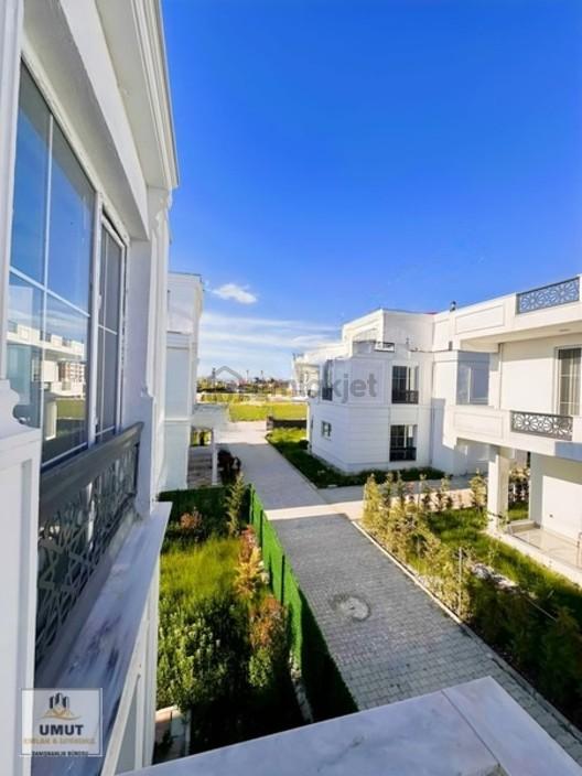 Edremit'te Hilton Oteli Arkasında Satılık 6+1 Triplex Villa - 3