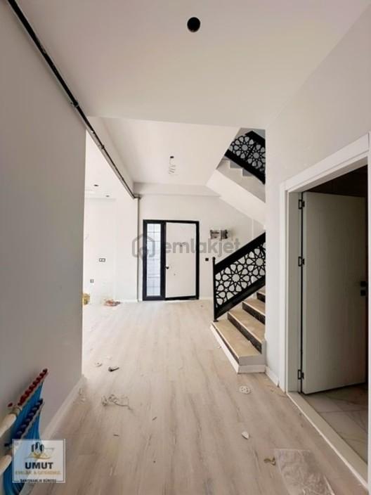 Edremit'te Hilton Oteli Arkasında Satılık 6+1 Triplex Villa - 24