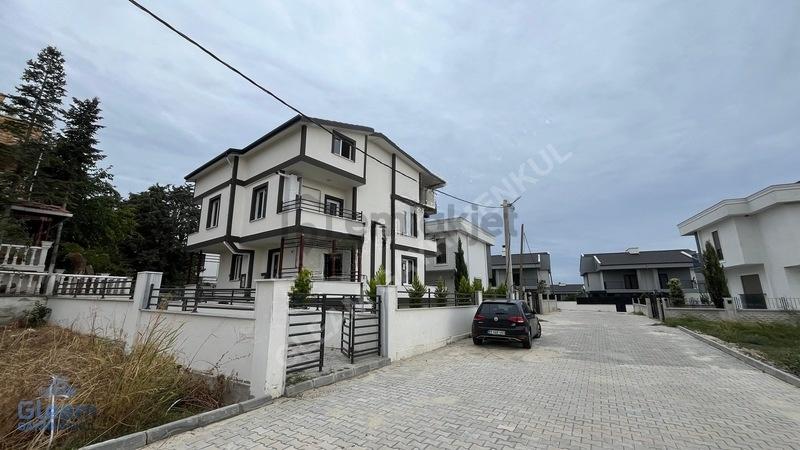 Bahçelievlerde Denize Yakın Satılık 6+1 Villa