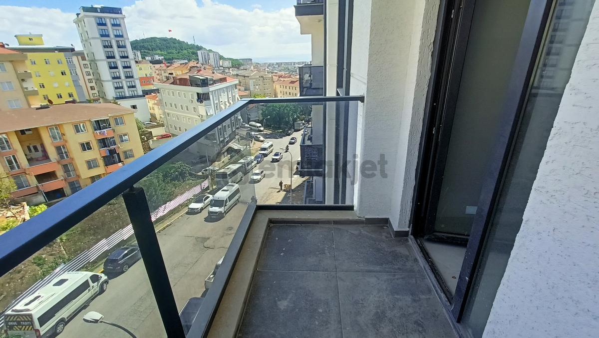 Cadde Üzerinde Metroya Yakın Oturuma Hazır 3+1 - 13