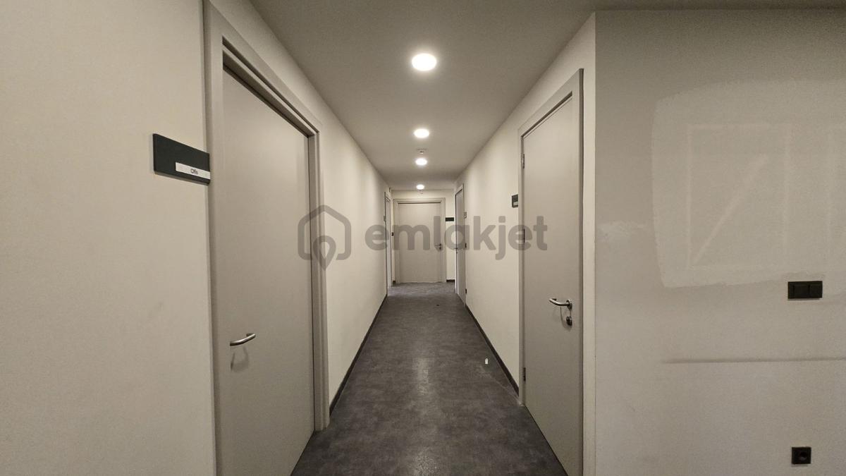 Ana Cadde Üzerinde Tam Donanımlı 300 M2 Ofis Katı - 32