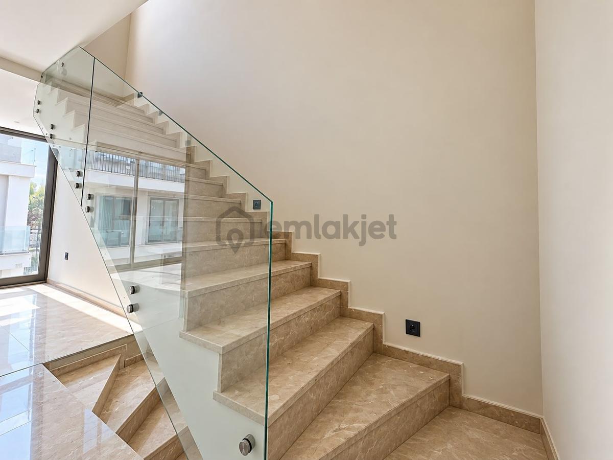 Alata'da Satılık Tripleks Villa, 4+1, 210m², Havuzlu - 16