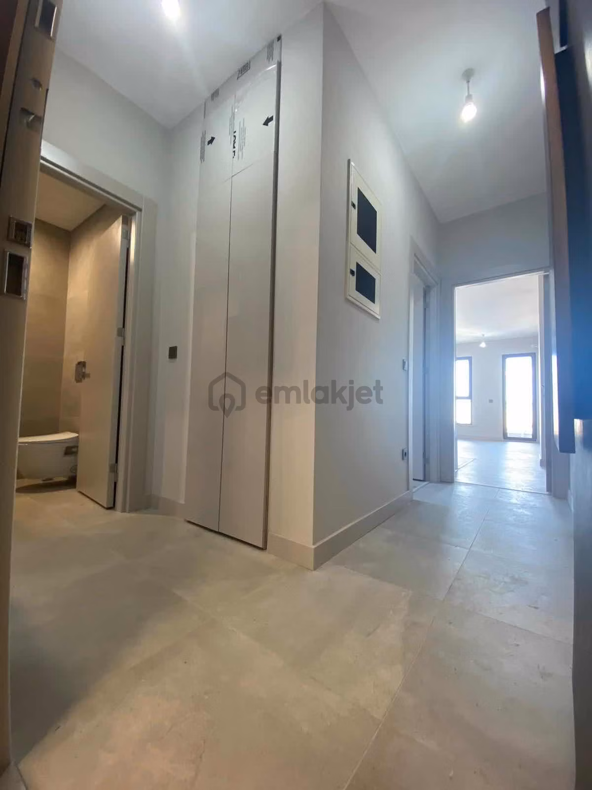 Arakat Seviyesinde Yüksek Giriş Balkonlu Otoparklı Daire - 9