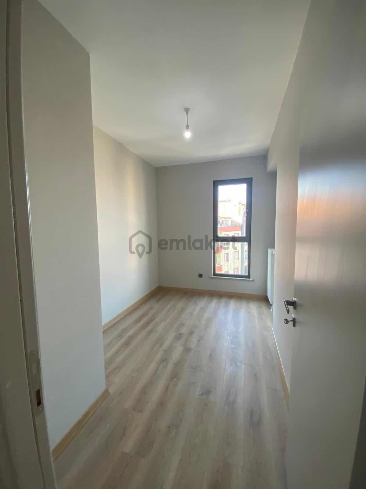 Arakat Seviyesinde Yüksek Giriş Balkonlu Otoparklı Daire - 3