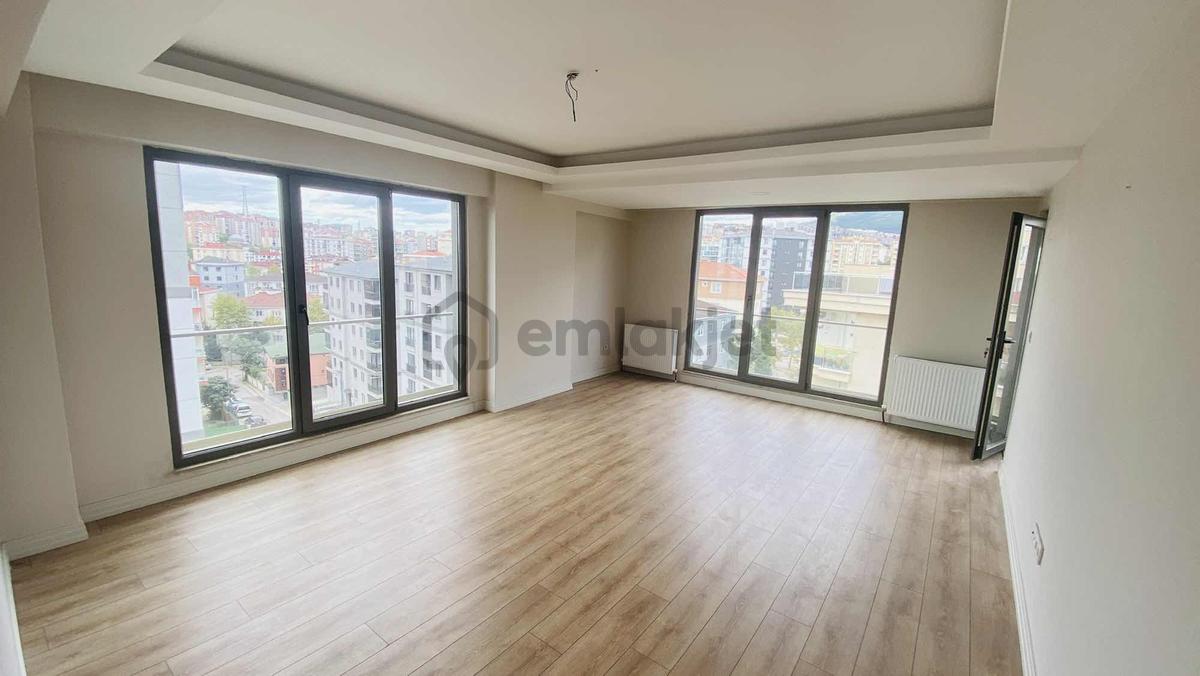 Pendik Kurtköy'de 3+1 Ebeveyn Banyolu Nezih Sitede Geniş Daire