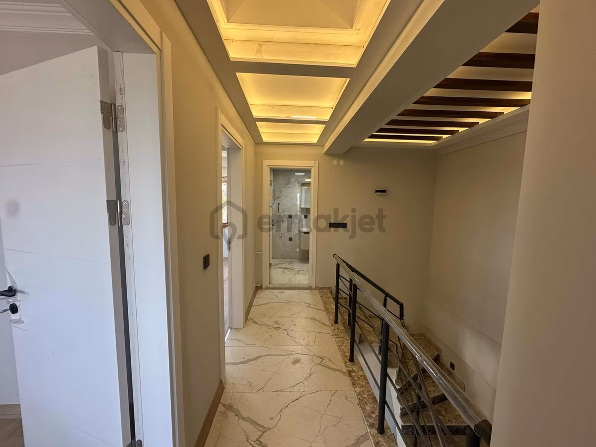 Dikili İslamlar'da Deniz Manzaralı Geniş Bahçeli Satılık Villa - 15