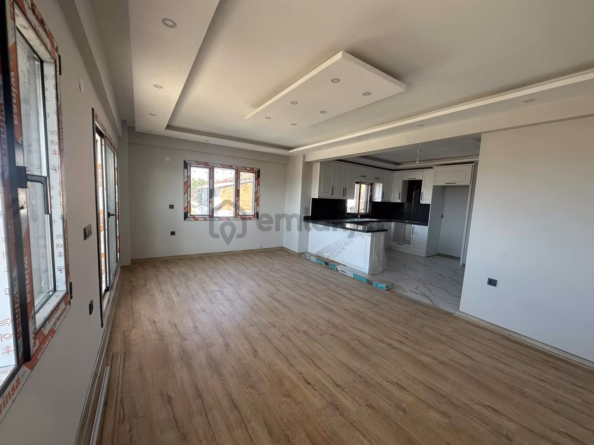 Dikili İslamlar'da Deniz Manzaralı Geniş Bahçeli Satılık Villa - 9
