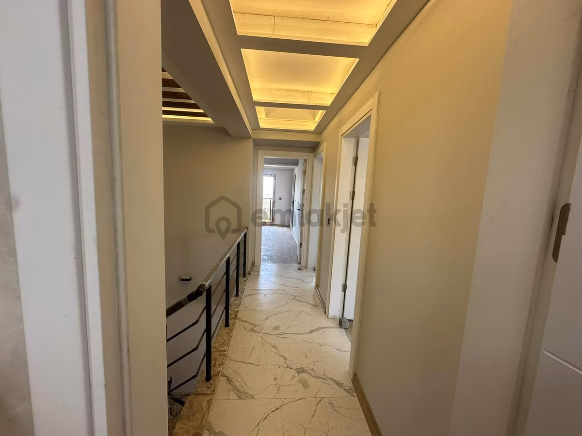 Dikili İslamlar'da Deniz Manzaralı Geniş Bahçeli Satılık Villa - 16