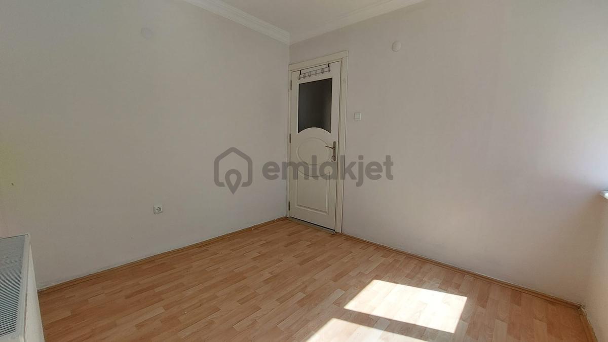 Bornova Gençlik Caddesi'nde 3+1 Kiralık Daire - 18