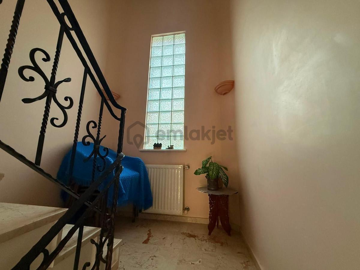 Geniş Balkonlu Kaloriferli,garajlı,eşyalı 3+1 Villa - 23