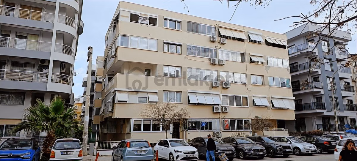 Karşıyaka Rüşdü Şardağ Caddesinde Kiralık 3+1 Daire