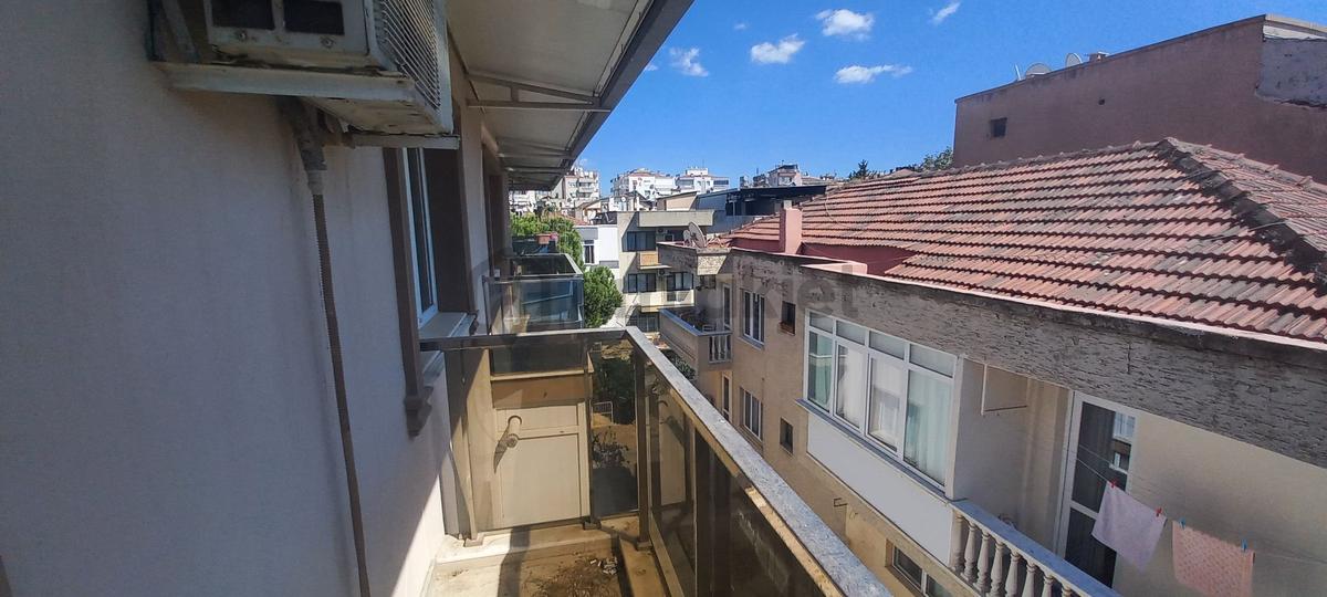 Bornova Kazımdirik'te Teraslı 1+1 Kiralık Daire - 2