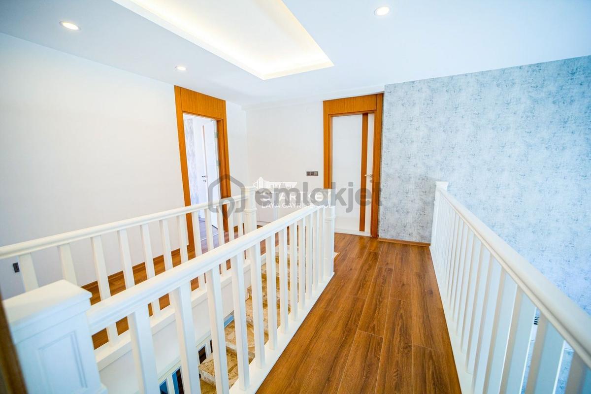 Kuşadası Sahil Sitelerinde Denize Yakın Lüks 3+1 Villa - 12