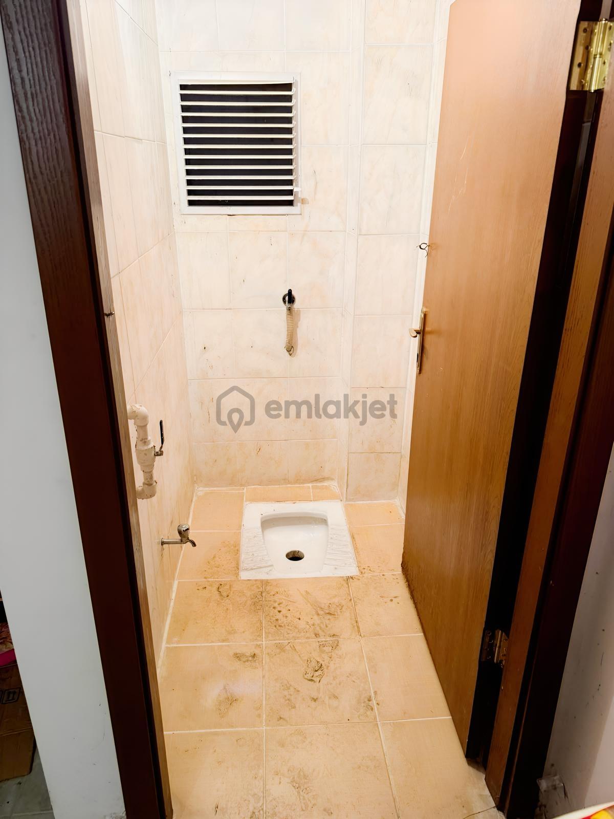 Karapürçek'te Cadde Üzeri Depolu Kiracılı Dükkan - 8