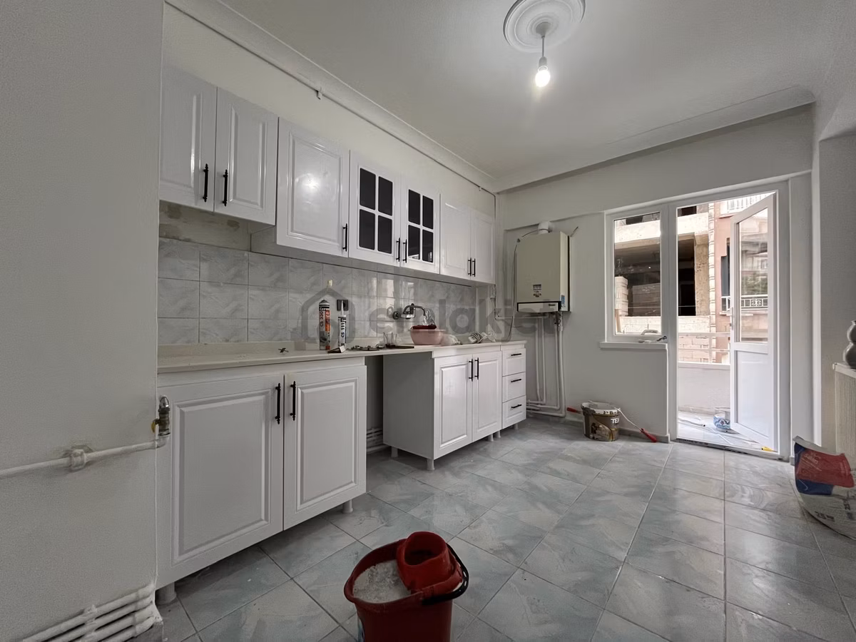 Vadi'den Kafkaslarda Yapılı Okula Bir Sokak Kiralık 3+1