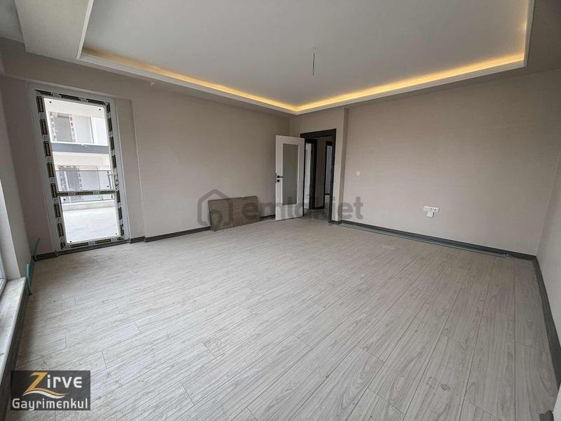 Zirveden Ön Cephe Katta İskanlı Emsalsiz Daire - 9