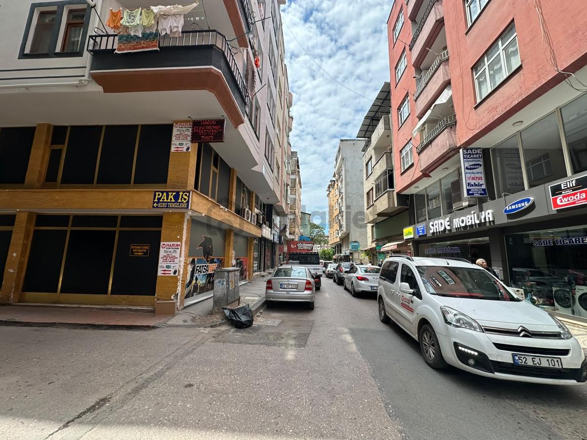 Tur/max'tan Sevgi Caddesinde Çift Cepheli Köşe Dükkan - 2