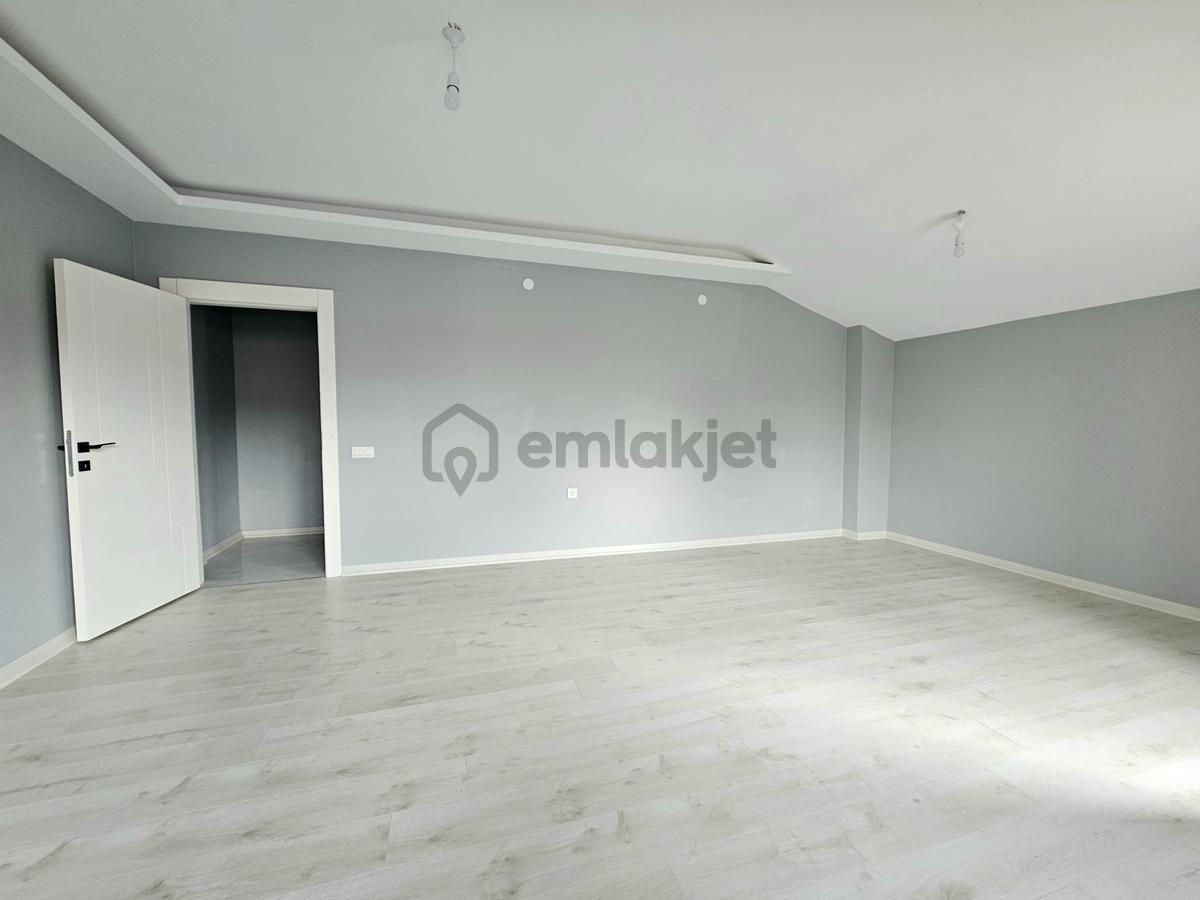 İncek' De Çatı Eğimsiz 2 Balkonlu Kiralık 3+1 - 5