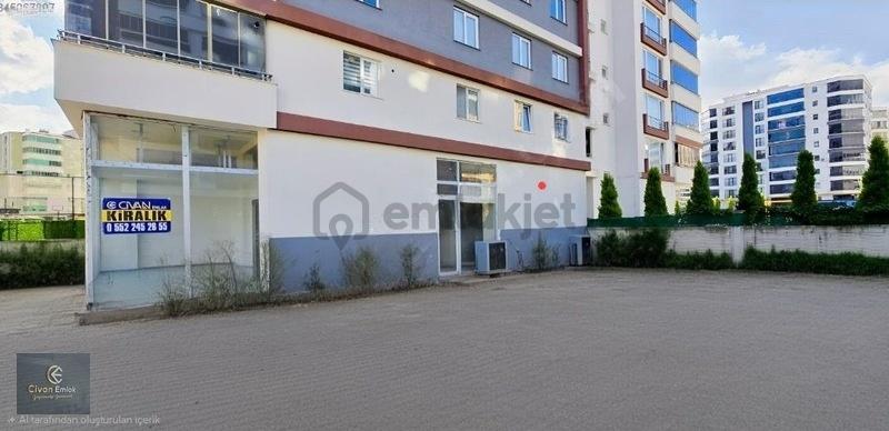 Civan'dan Derebahçe'de Geniş Köşe Başı Kiralık Dükkan - 3