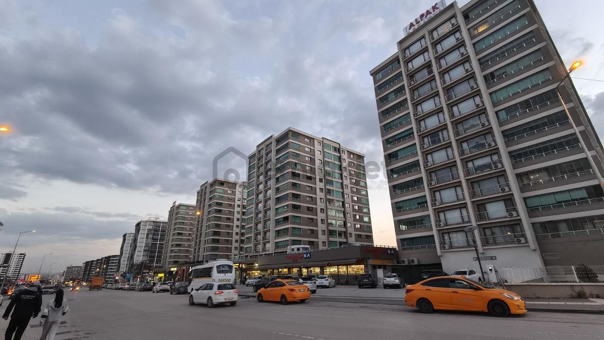 Havuzlu Sitede Çok Lüks Kullanışlı Satılık Geniş 3+1 Daire - 2