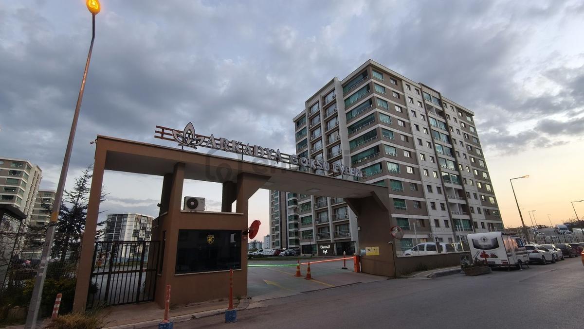 Havuzlu Sitede Çok Lüks Kullanışlı Satılık Geniş 3+1 Daire