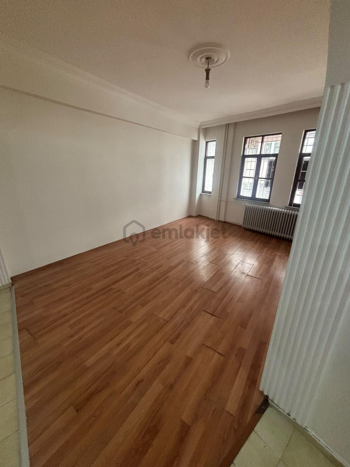 İpekçilik Caddesinde Çift Cepheli Kiralık Daire