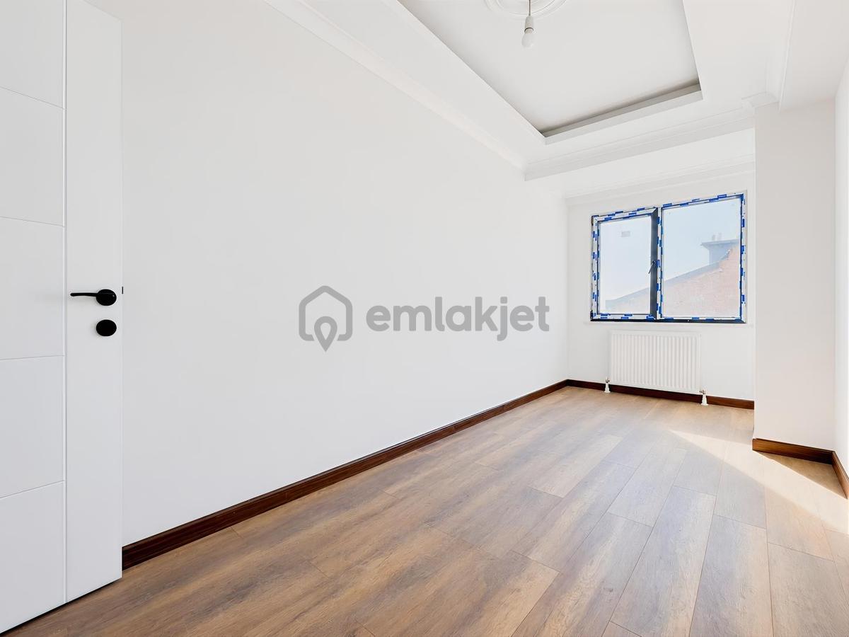 İlk Yuva Metrosu 135m2 Tek Daire Üzeri E.banyolu Güney Cephe - 12