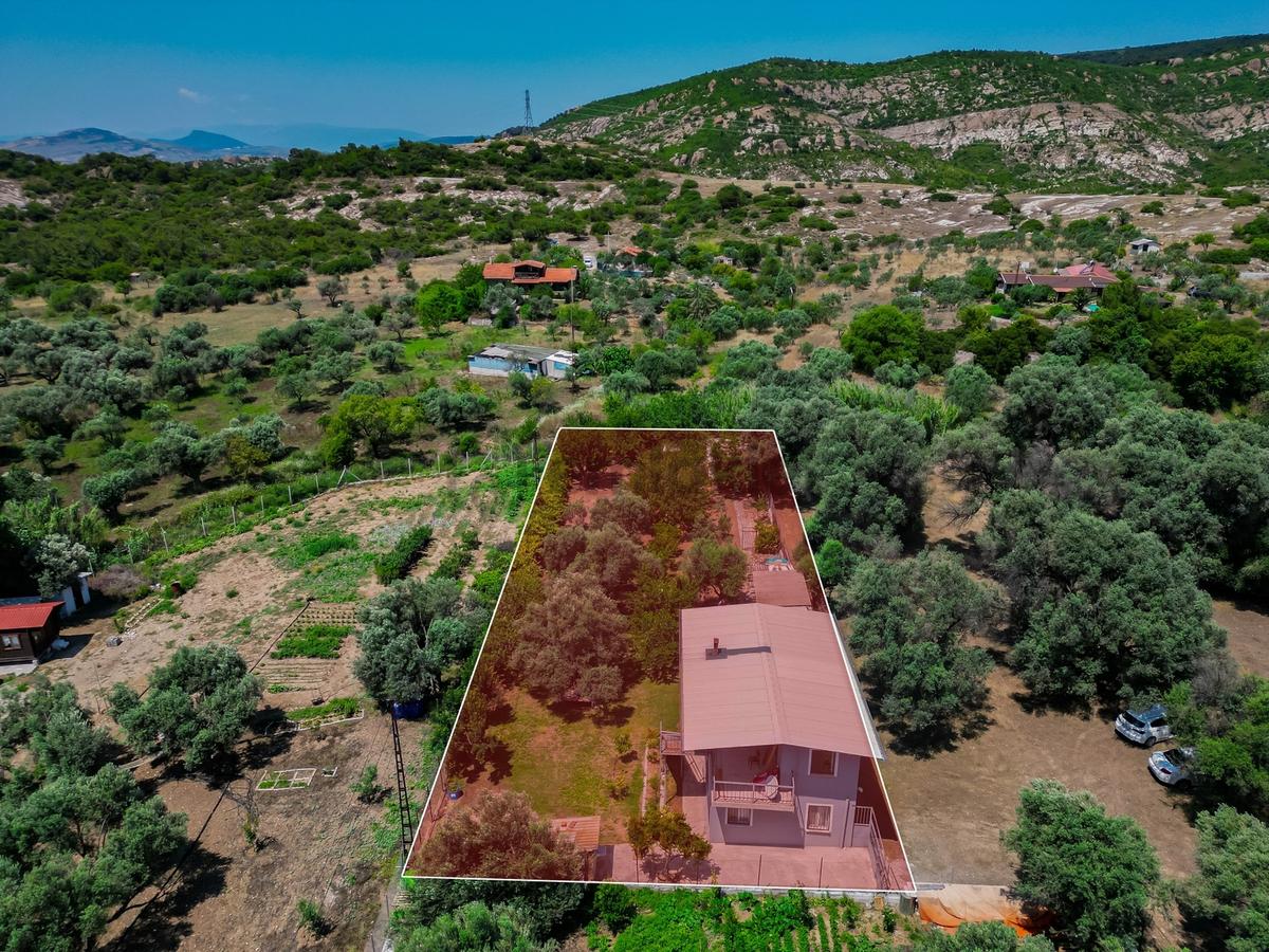 Foça Yeniköy'de 1.277 M2 Arsa Üzerinde Satılık Müstakil Ev