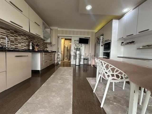 Bağlıcada Katta 200 M2 Net Kullanımlı 5+1 Satılık Daire - 13