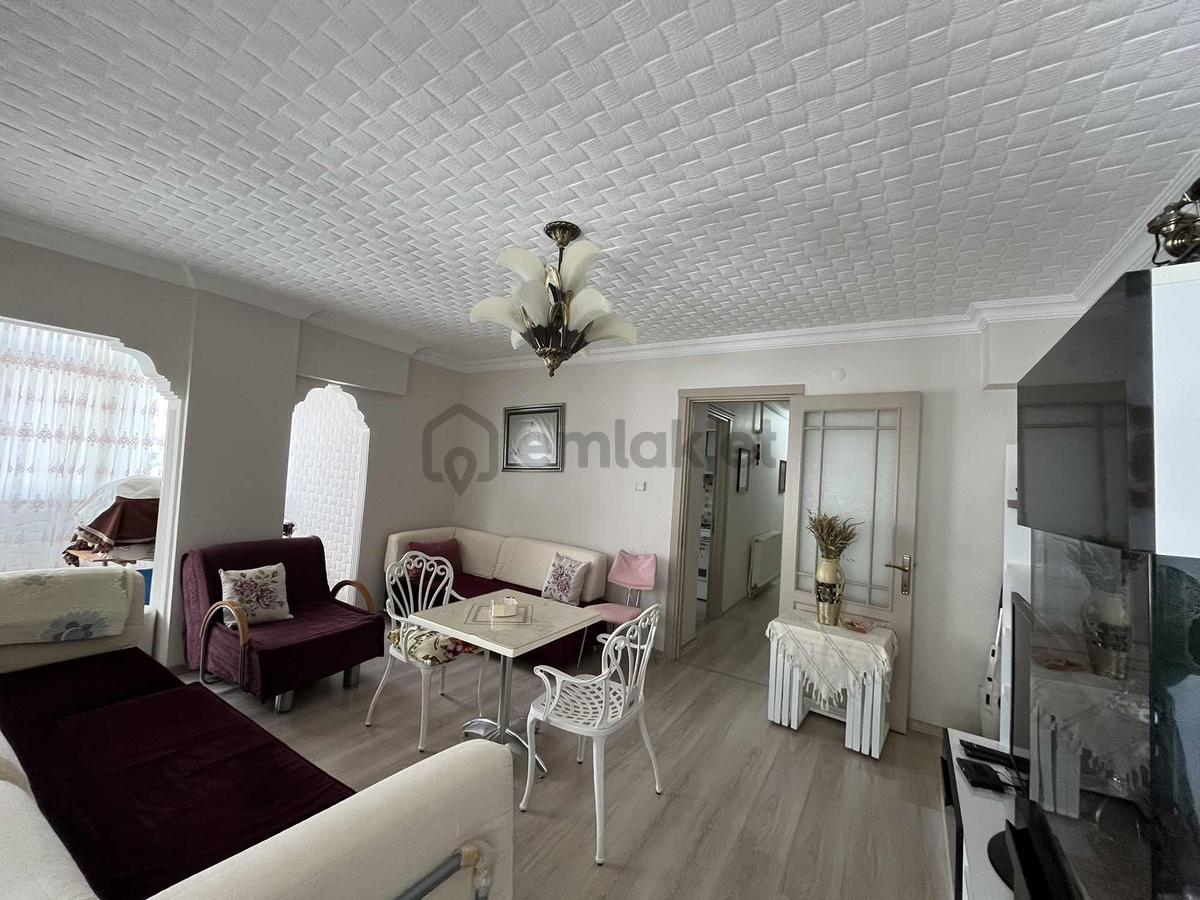 Bornova'nın Kalbinde, Merkezde Bakımlı ,temiz , Eşyalı Genış 2+1