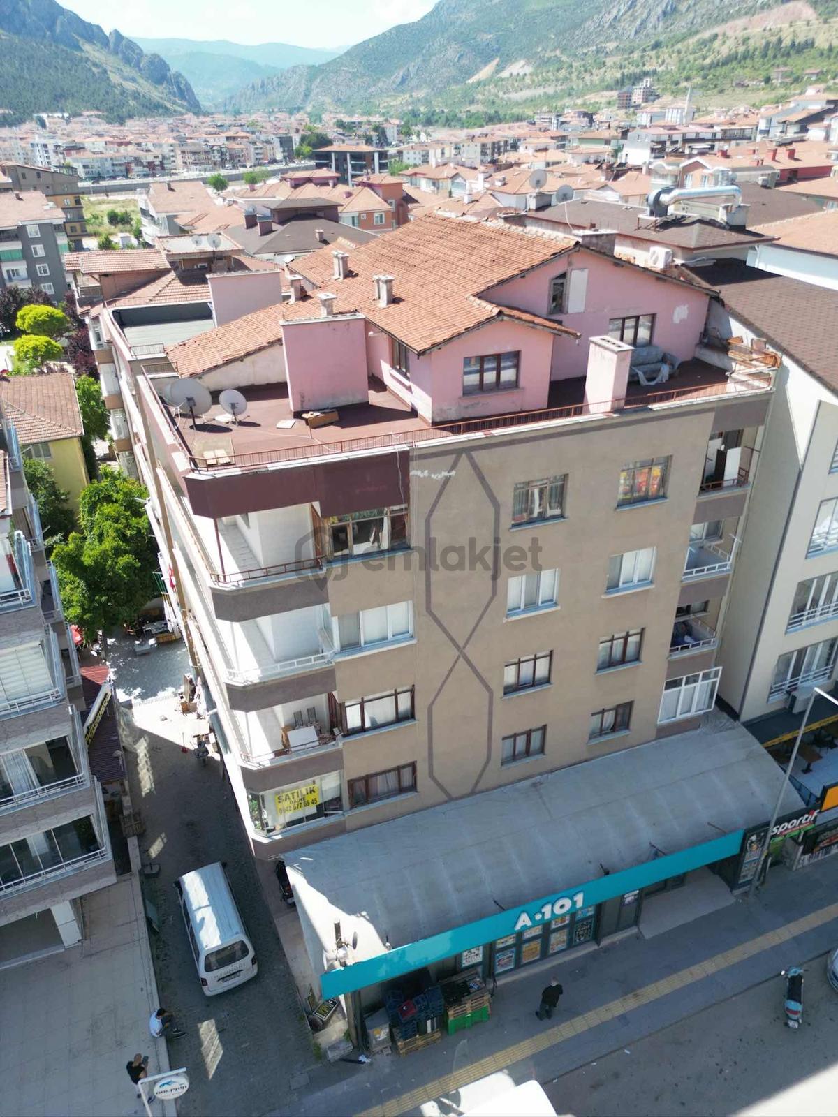 Markadan Çatı Katıyla Birlikte Satılık 5+1 Daire - 16