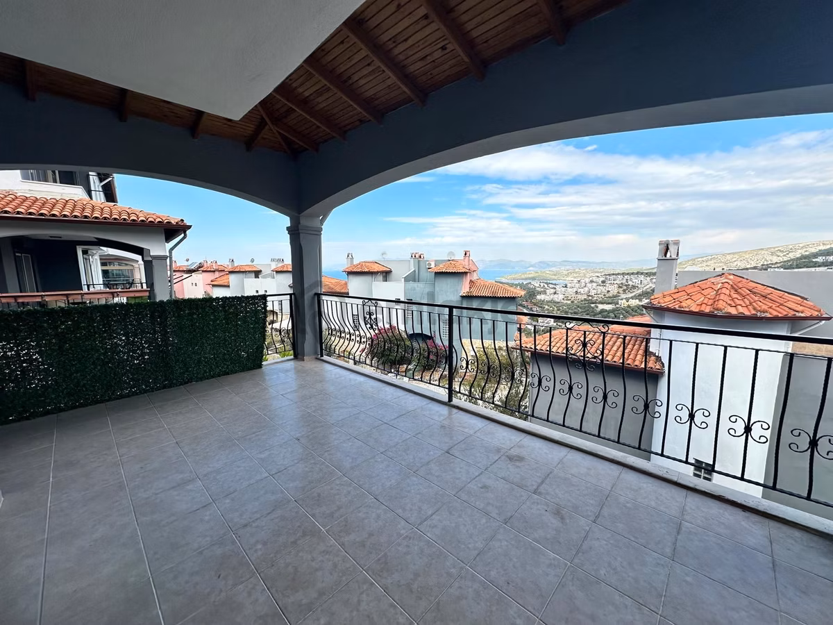 Kuşadasında 4+1 Devlet Hastanesi Üstü Doğalgazlı Kiralık Villa - 3