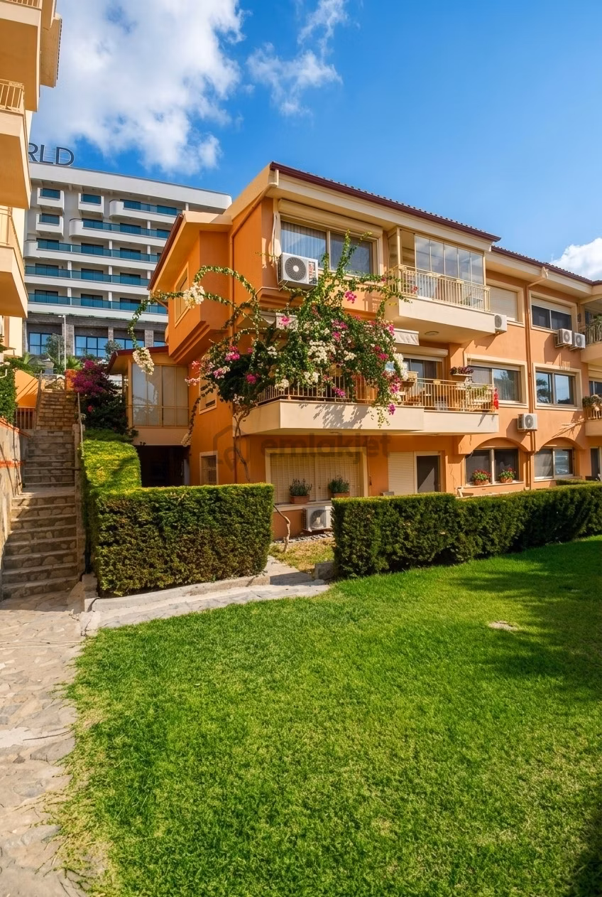 Kuşadası Marina'da Emsalsiz Konumda Deniz Manzaralı 2+1...