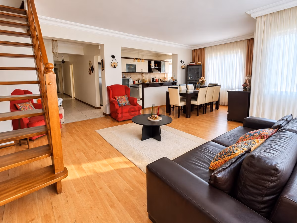 Küçükçekmece'de Panoramik Göl Manzaralı Bakımlı Dubleks - 20
