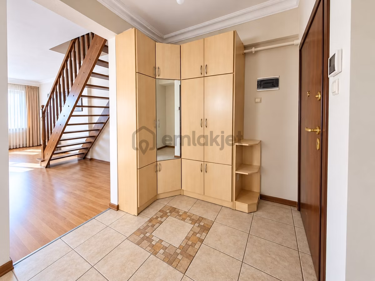 Küçükçekmece'de Panoramik Göl Manzaralı Bakımlı Dubleks - 24