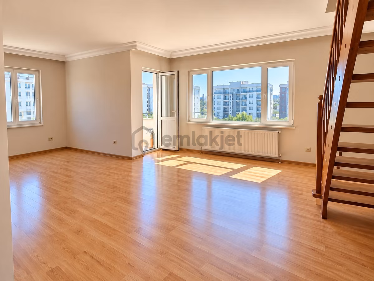 Küçükçekmece'de Panoramik Göl Manzaralı Bakımlı Dubleks - 18